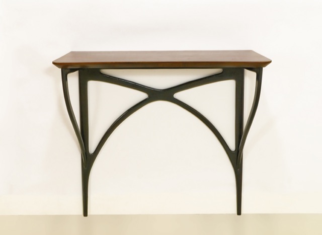 Consolle in legno con gambe ad arco